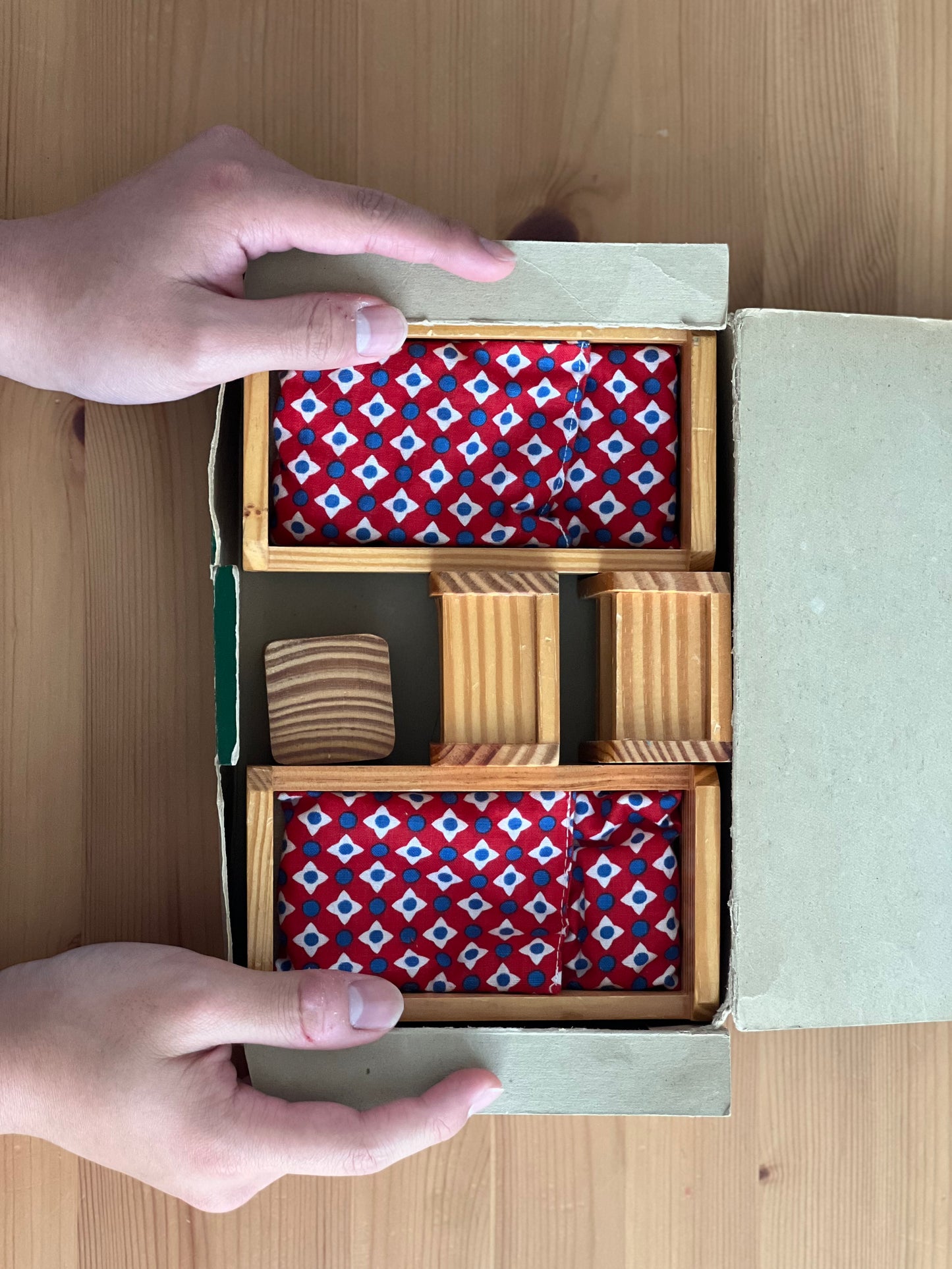 spielform ベッドとサイドテーブル