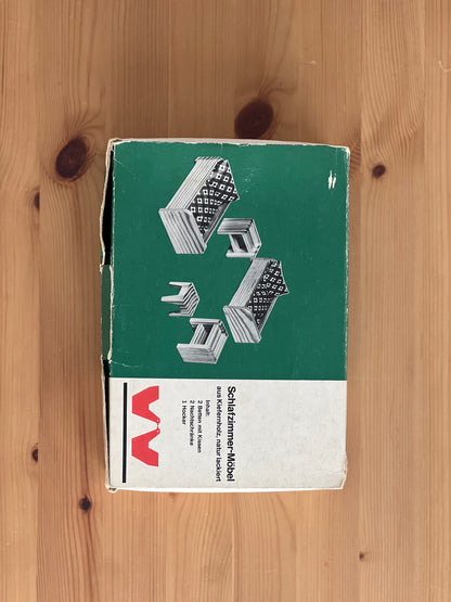 spielform ベッドとサイドテーブル