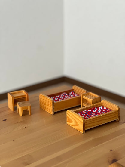 spielform ベッドとサイドテーブル