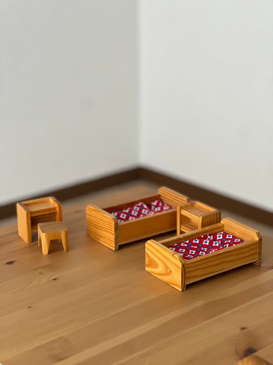 spielform ベッドとサイドテーブル