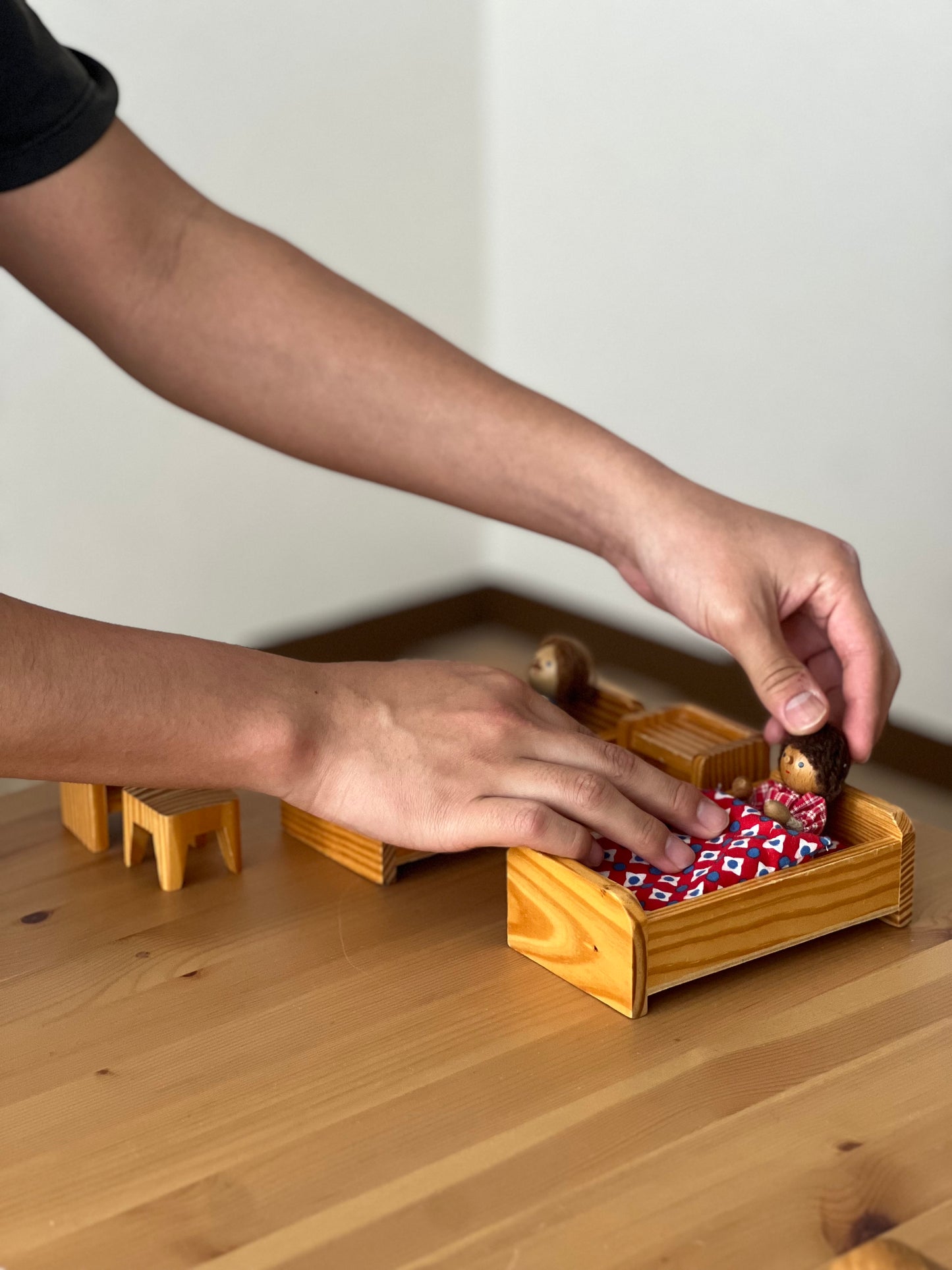 spielform ベッドとサイドテーブル